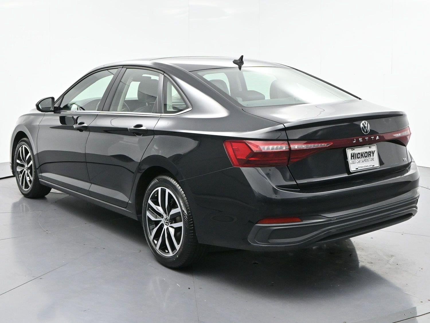 Used 2025 Deep Black Pearl Volkswagen SE image 5