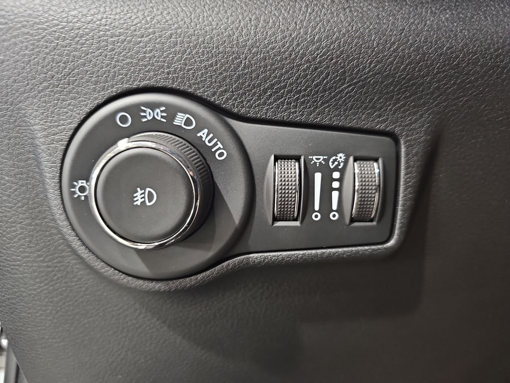 Used 2024 White Jeep Latitude image 27