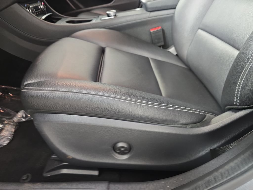 Used 2018 Gray Metallic Mercedes-Benz GLA 250 image 32