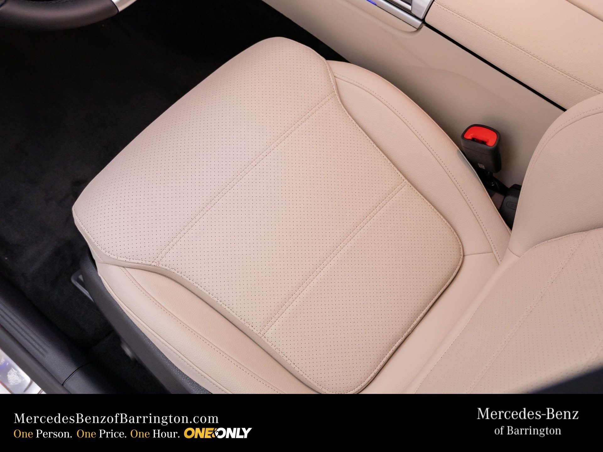 New 2026 MANUFAKTUR Moonlight White Metallic Mercedes-Benz C 300 image 17
