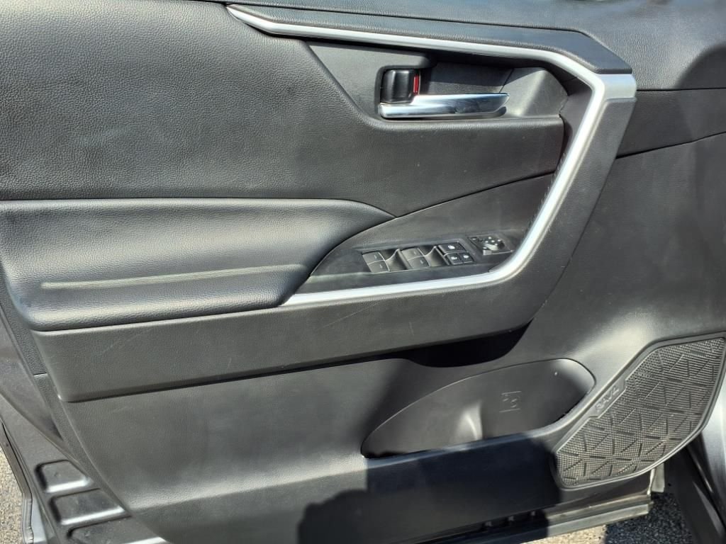 2022 Toyota RAV4 XLE - Photo 9