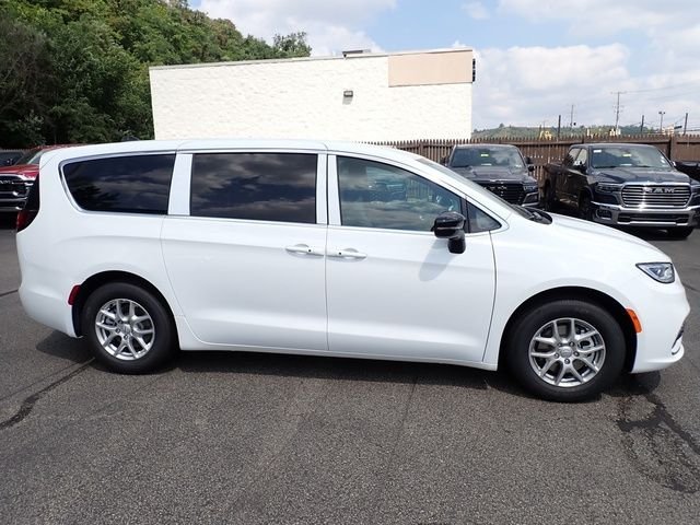 New 2025 Bright White Clear-Coat Exterior Paint Chrysler Select image 8