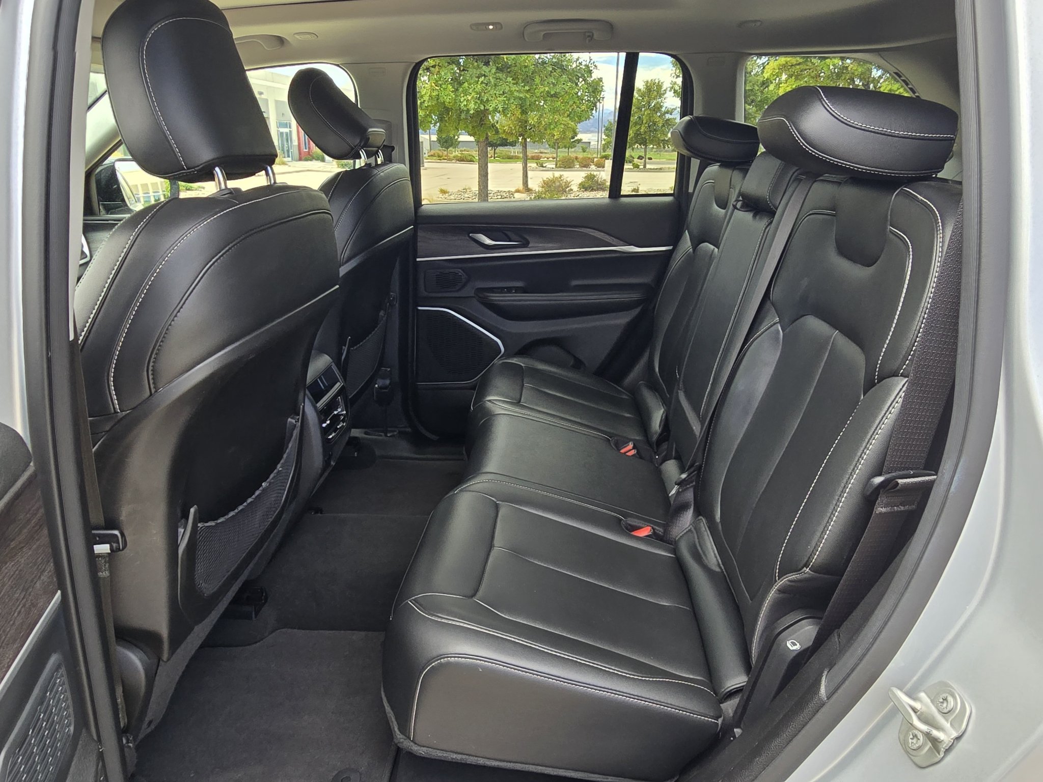 Used 2023 Silver Zynith Jeep 4xe image 13