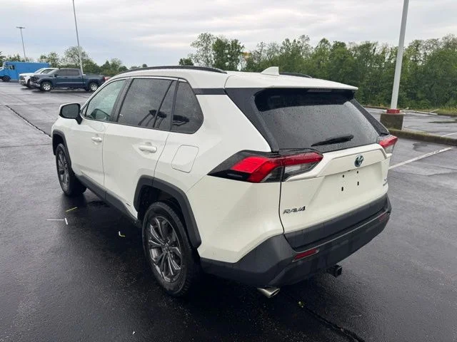 Used 2022 White Toyota XLE Premium image 5