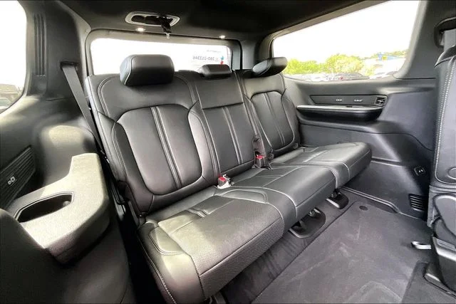 New 2026 Bright White Clear-Coat Exterior Paint Jeep Limited Altitude image 28