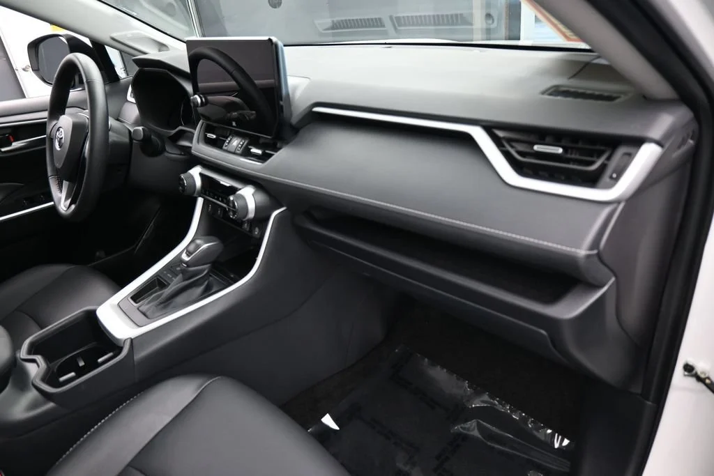 Used 2025 White Toyota XLE Premium image 42