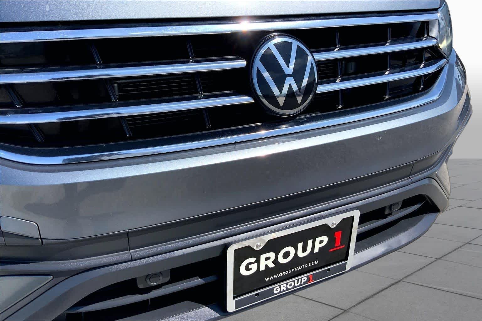 Used 2024 Platinum Gray Metallic Volkswagen SE image 29