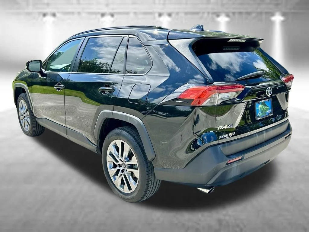 Certified Used 2019 Midnight Black Metallic Toyota XLE Premium image 7