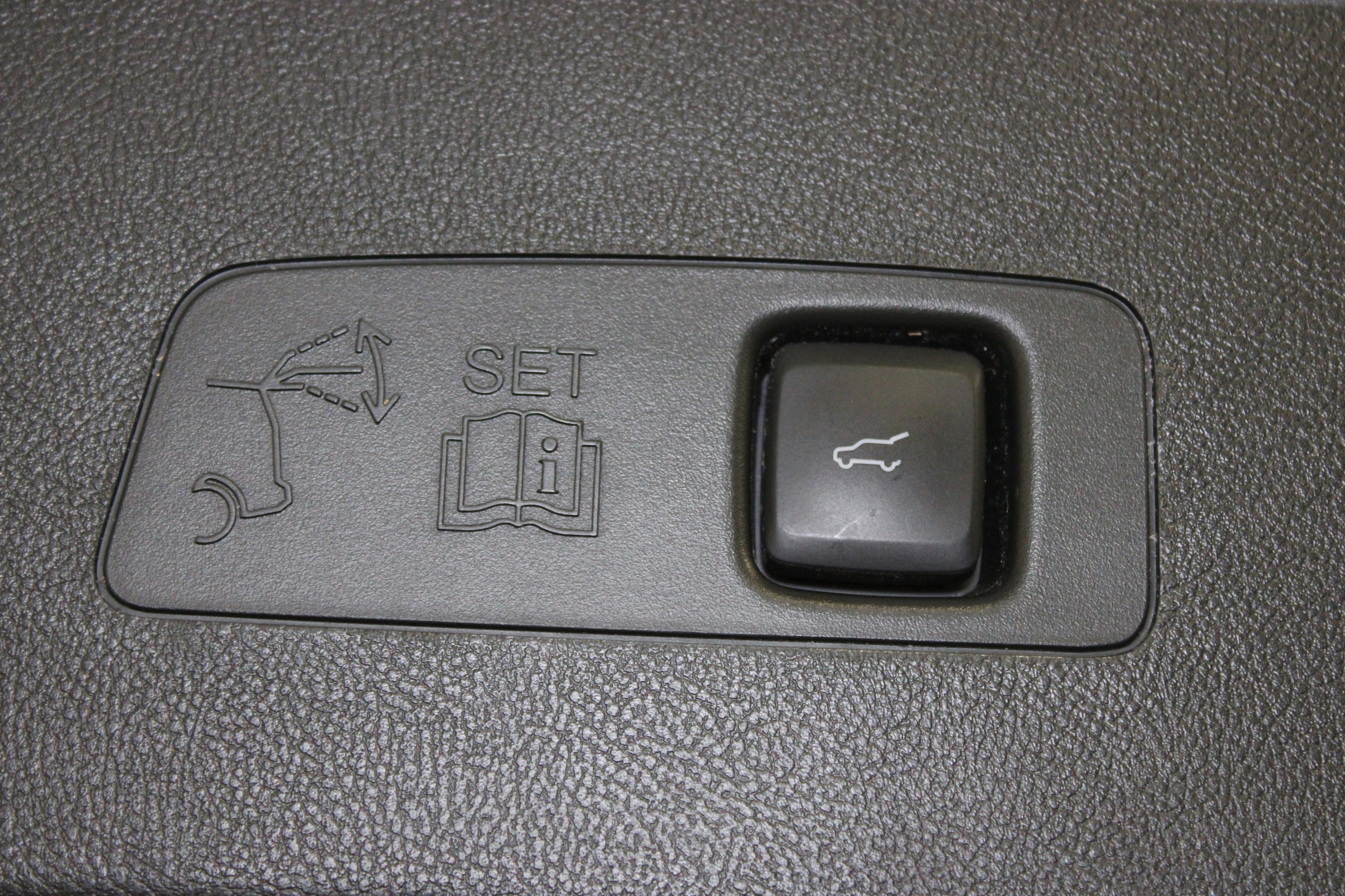 Used 2022 Silver Radiance Metallic Clearcoat Lincoln Grand Touring image 14
