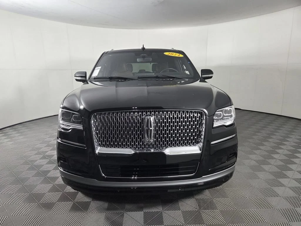 Used 2024 Black Metallic Lincoln Reserve image 3
