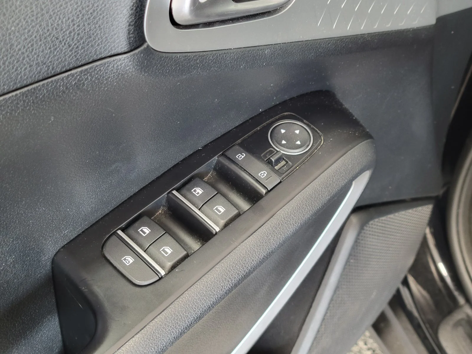 Used 2022 Black Kia LX image 7