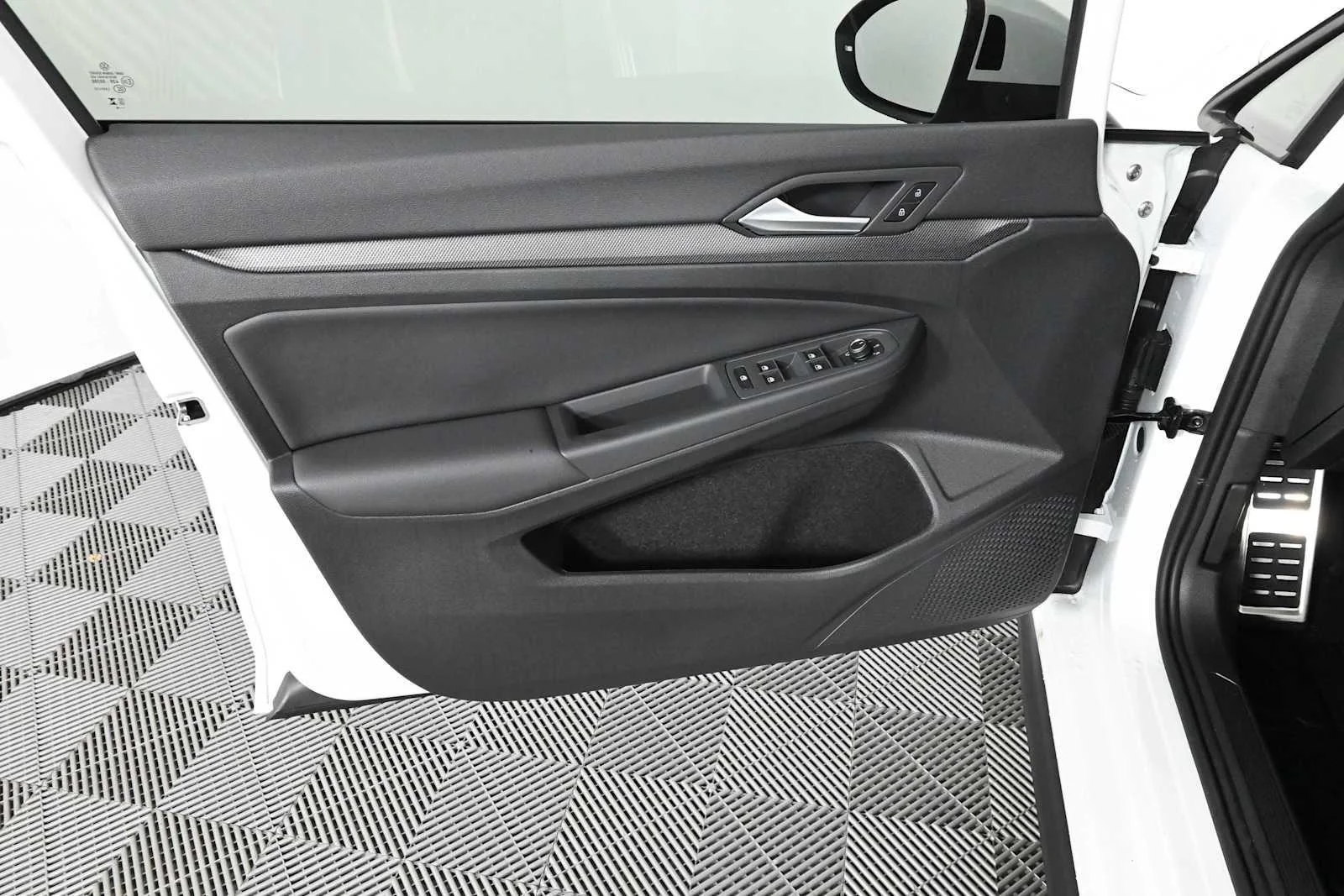 New 2026 Opal White Pearl Volkswagen SE image 19
