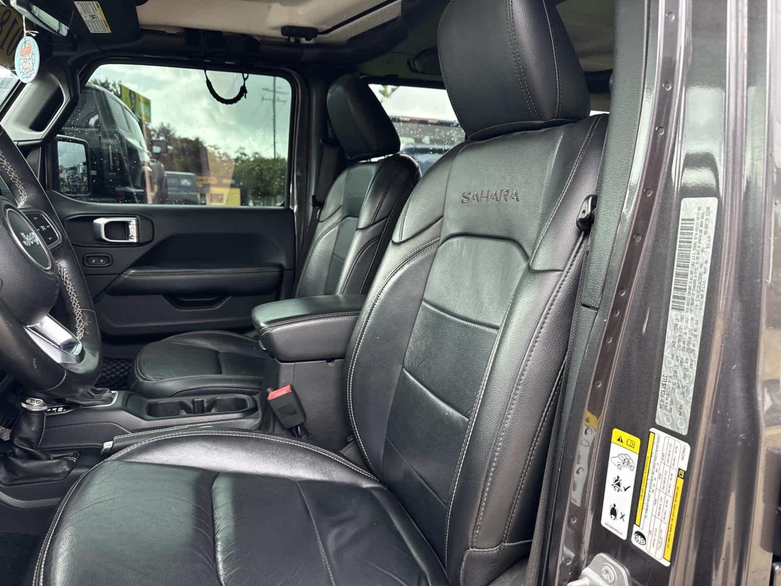 Used 2018  Jeep Sahara image 9
