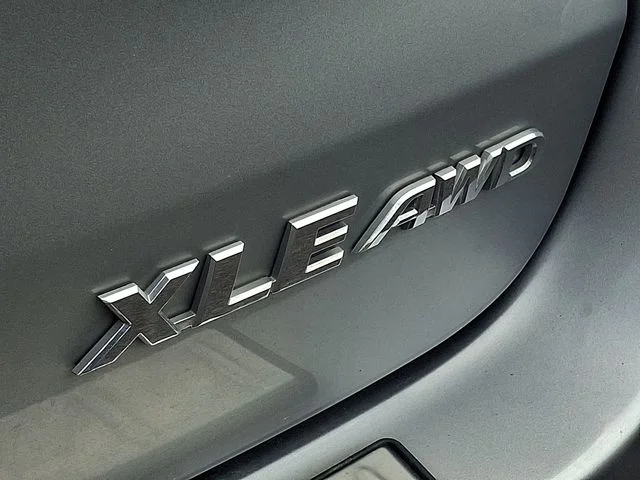 Used 2018 Silver Toyota XLE image 4