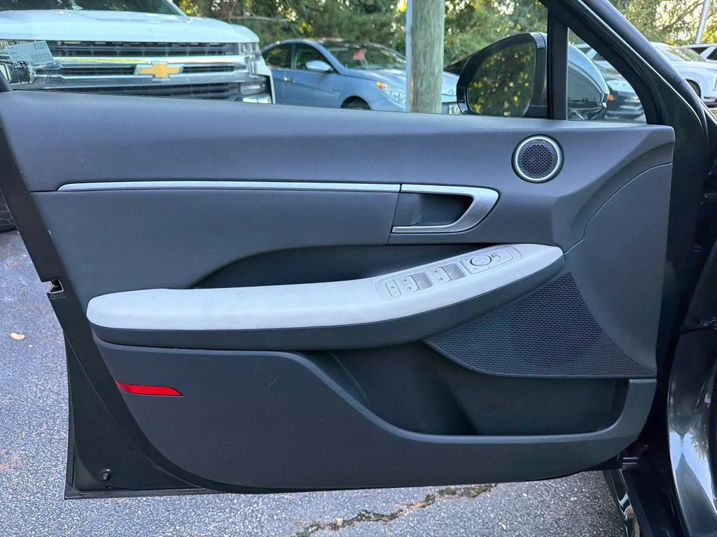 Used 2025 Gray Hyundai SEL Convenience image 10