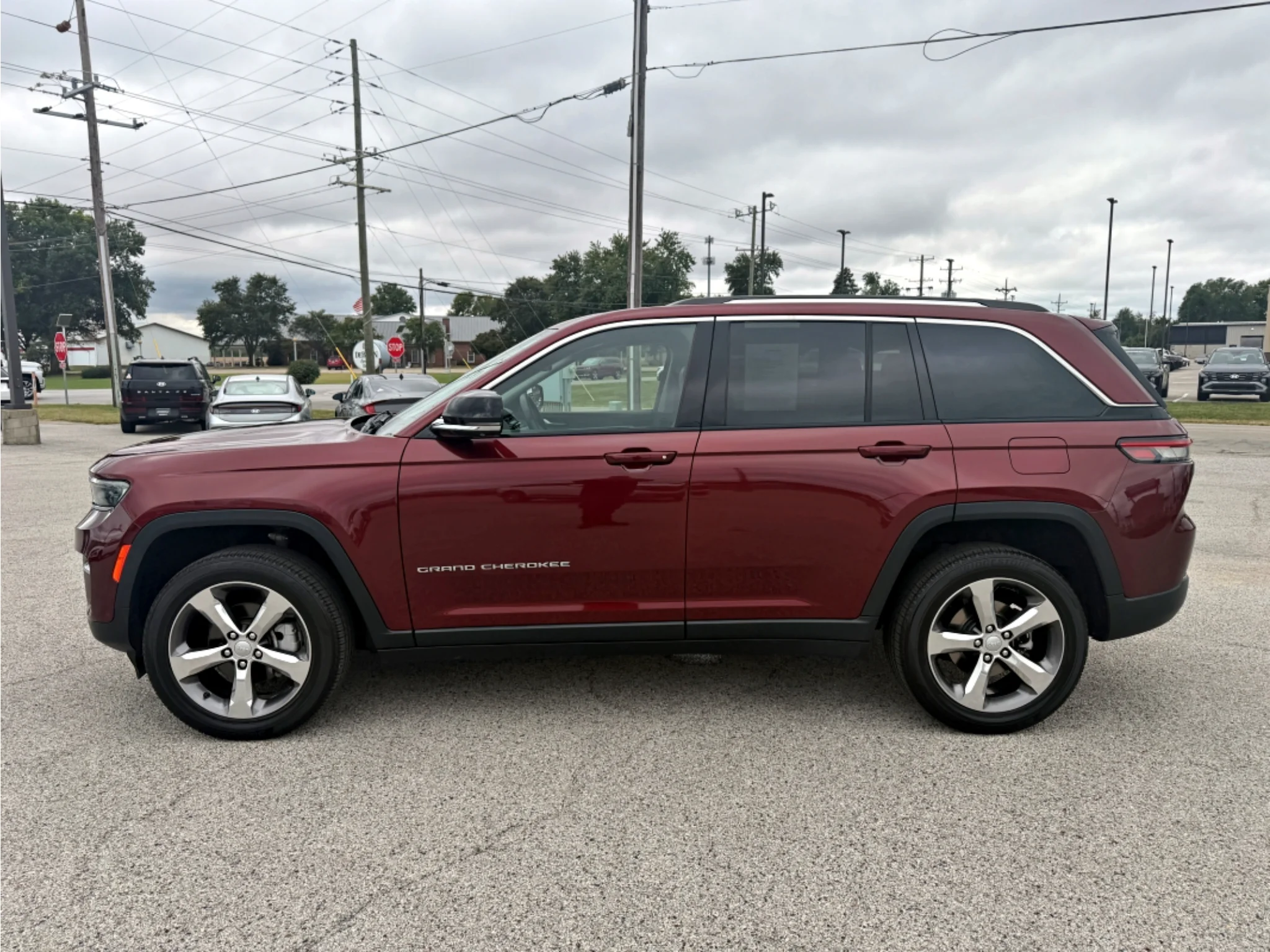 Used 2022 Velvet Red Pearl Jeep Limited image 9