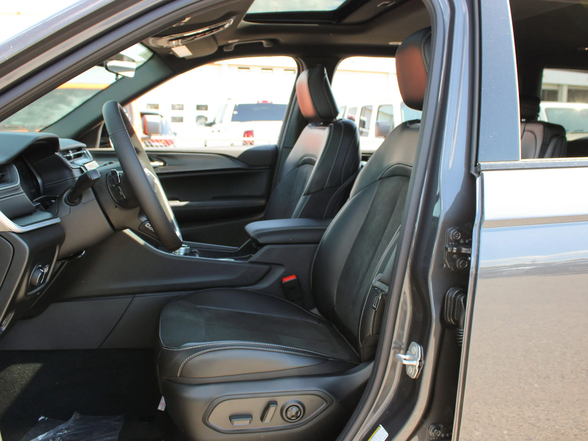 New 2025 Grey Jeep Altitude* 4x4, Sunroof, Heated Leather/Wheel image 9