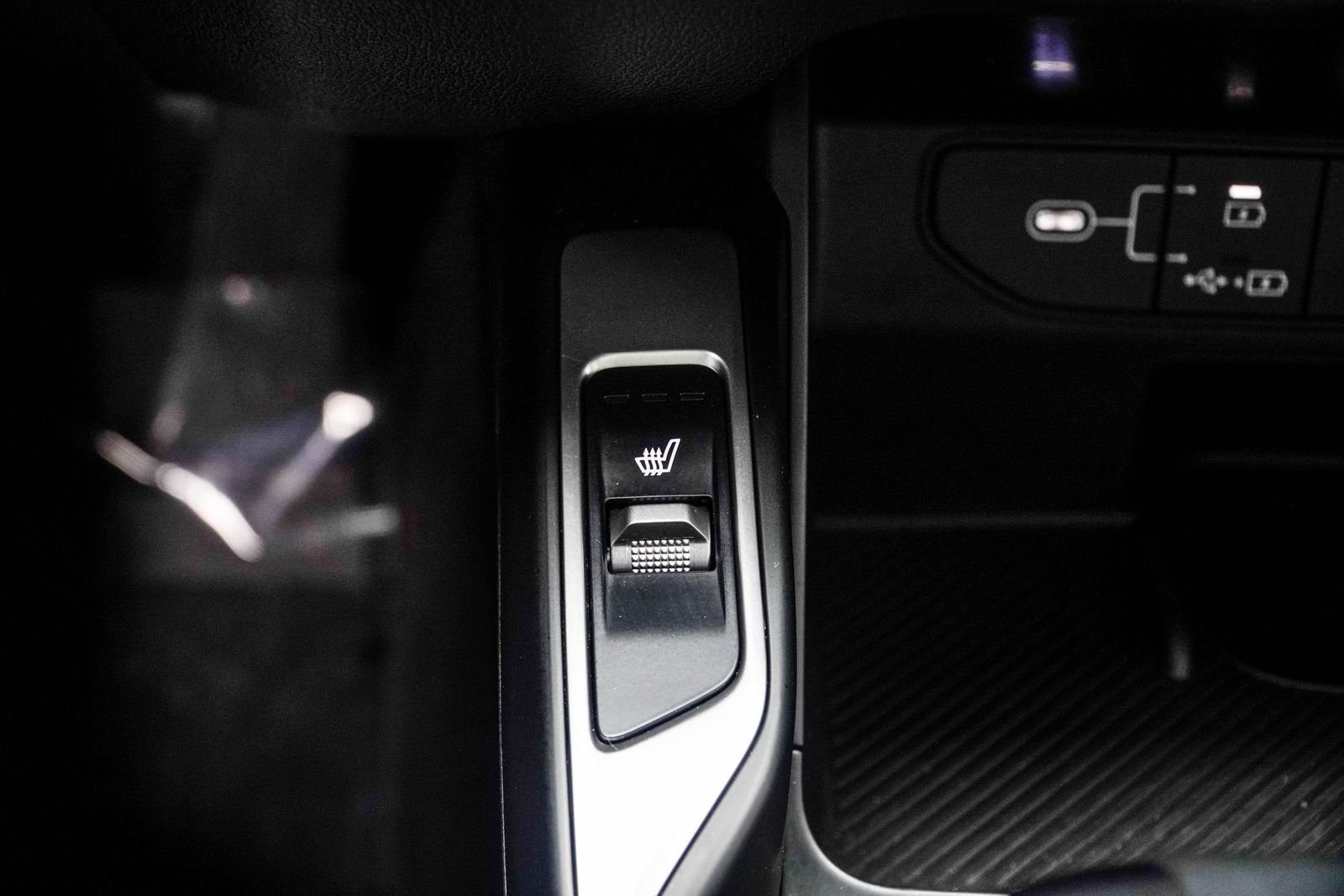 Used 2025 Black Kia S image 22