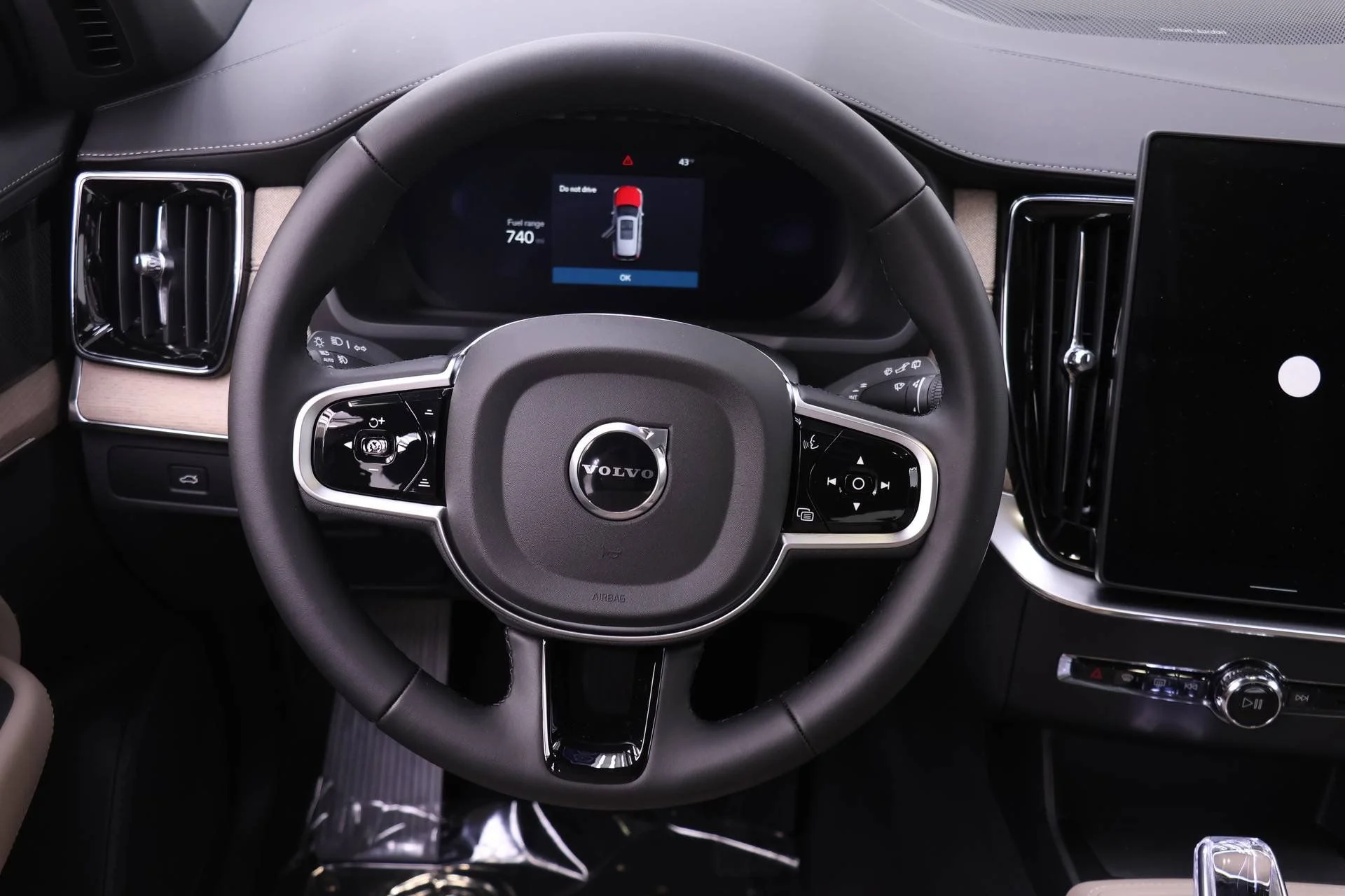 New 2026 Crystal White Volvo Plus image 15
