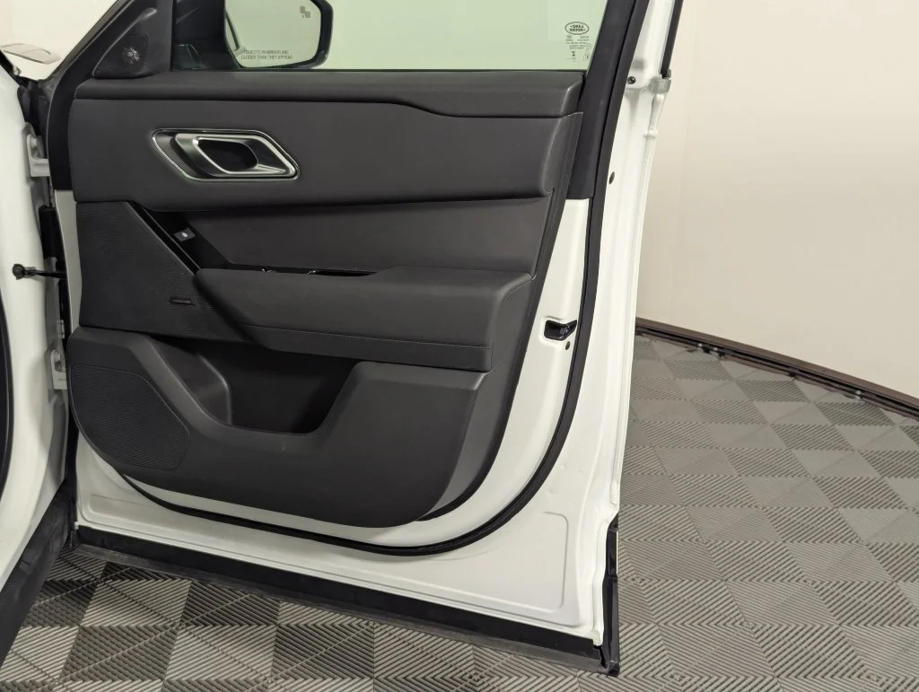 Used 2025 White Land Rover Dynamic SE image 51