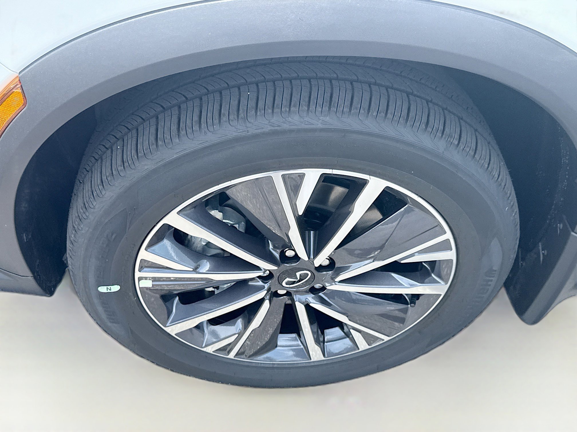 New 2027 RADIANT WHITE INFINITI Luxe FWD image 27