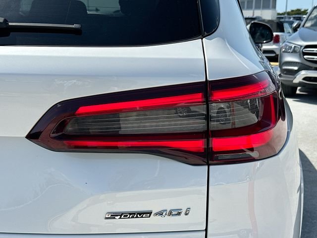 Used 2022 White BMW sDrive40i image 32