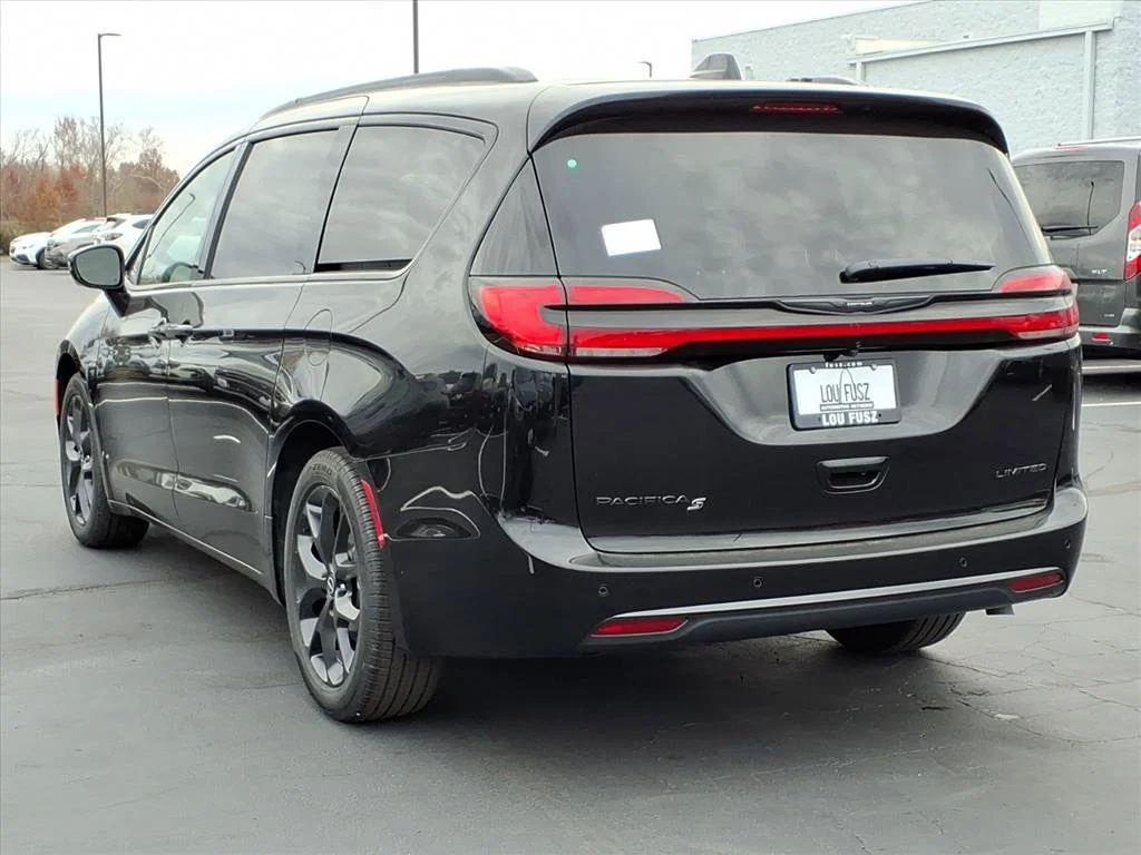 New 2026 Diamond Black Crystal Pearl-Coat Exterior Paint Chrysler Limited image 4