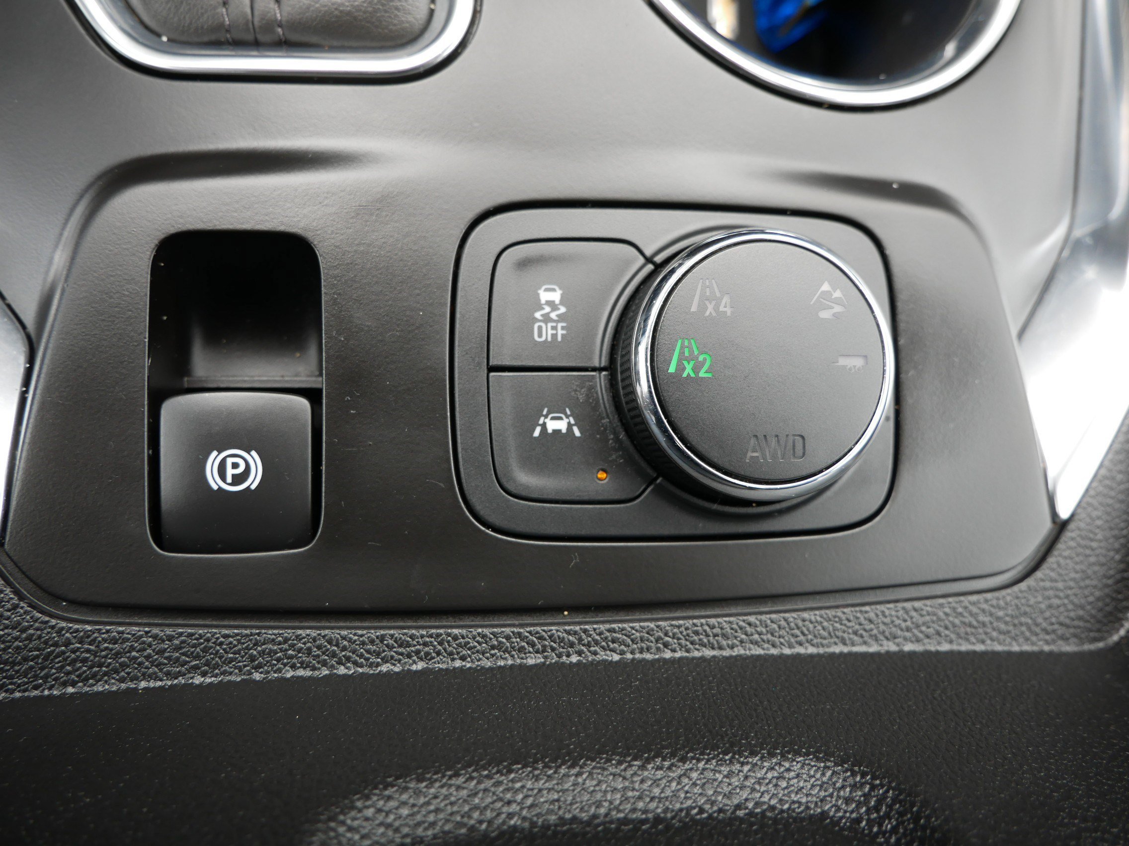 Used 2018 Black Currant Metallic Chevrolet Premier image 26