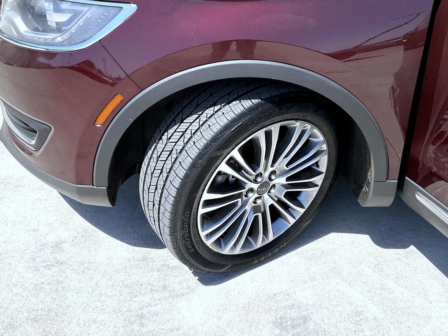 Used 2017 Red Lincoln Reserve image 24