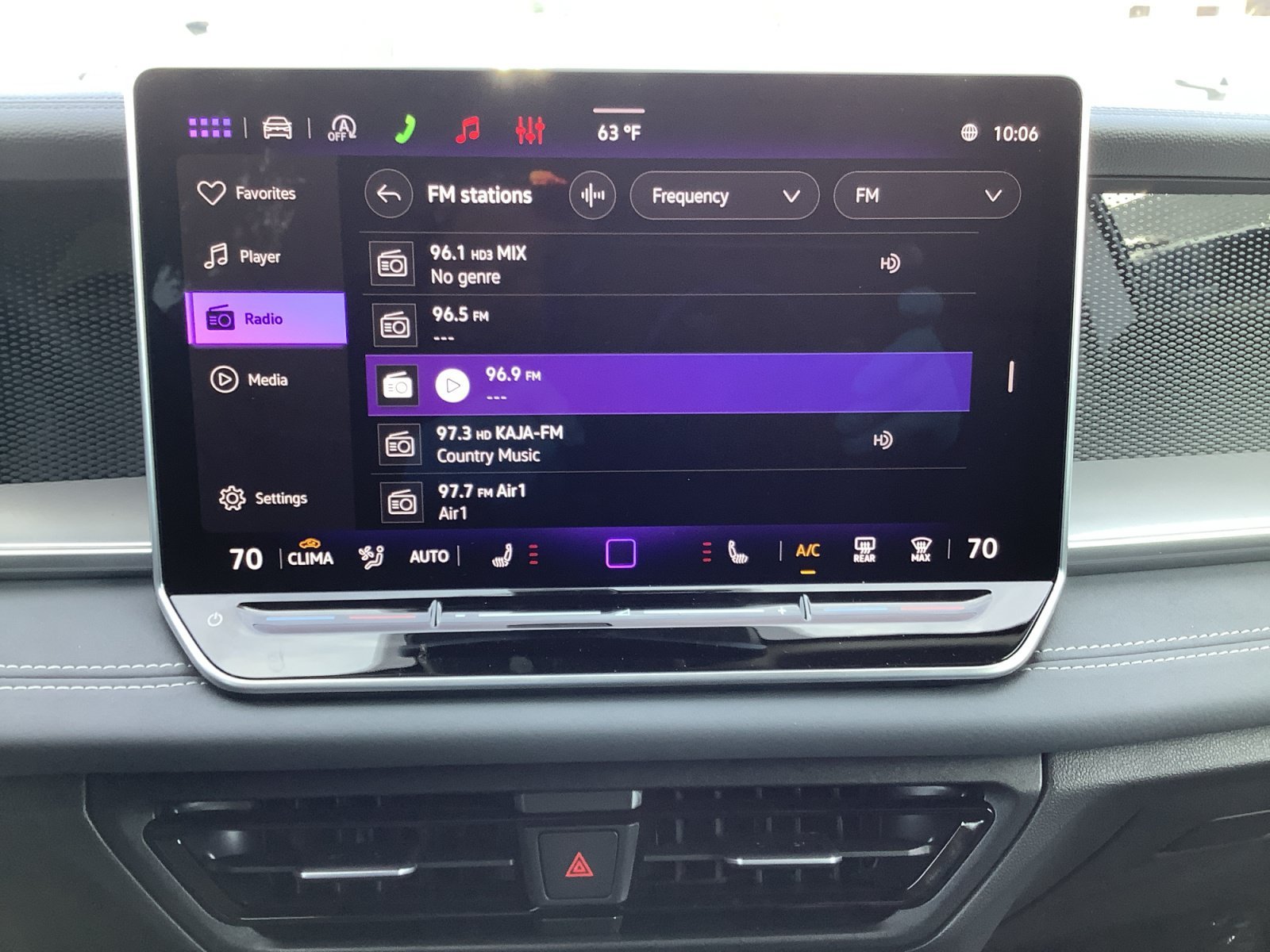 New 2026 Platinum Gray Metallic Volkswagen SE image 18