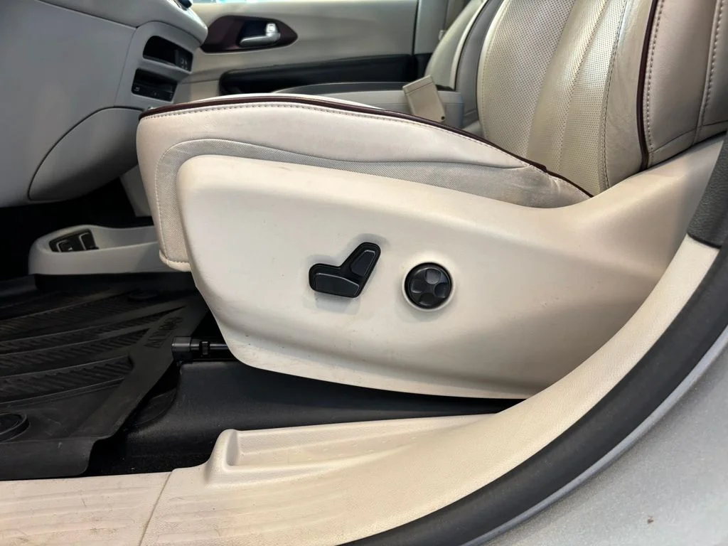 Used 2017 Silver Chrysler Limited image 16