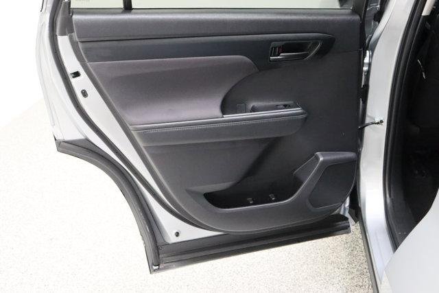 2025 Toyota Highlander LE - Photo 26