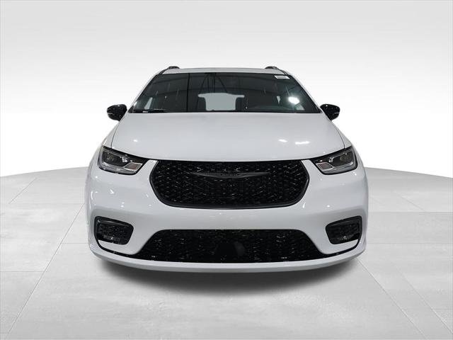 New 2026 Bright White Clear-Coat Exterior Paint Chrysler Limited image 3