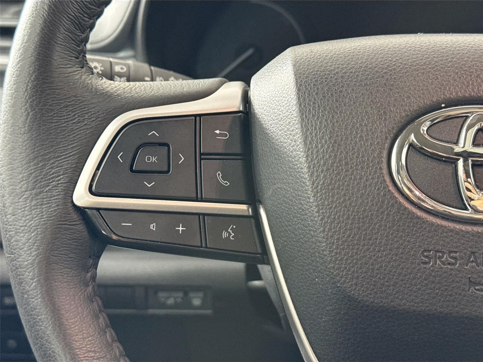 Used 2025 Wind Chill Pearl Toyota XLE 8-Passenger image 18