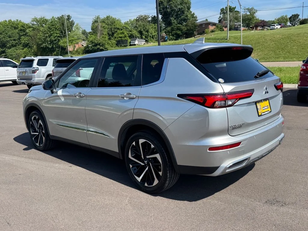 Used 2022 Silver Mitsubishi  image 5
