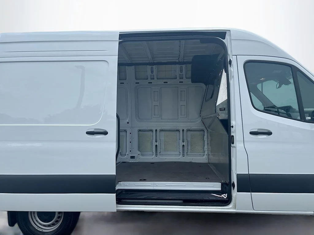 Used 2025  Mercedes-Benz Cargo 144 WB image 16