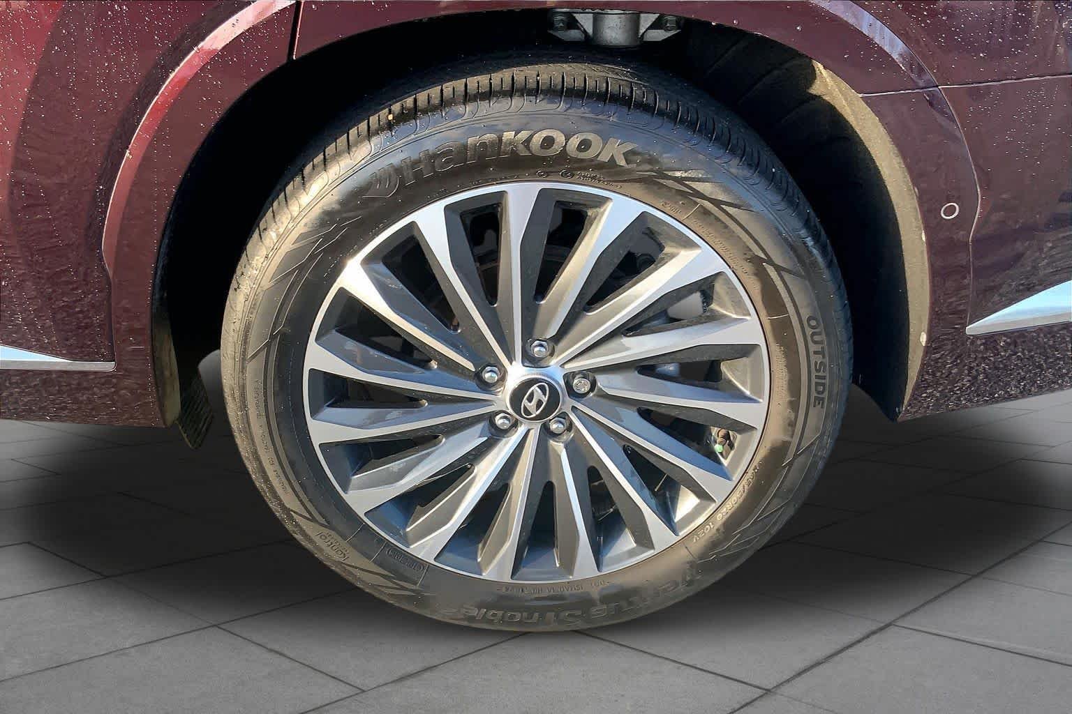Used 2025 Sierra Burgundy Hyundai Calligraphy image 10