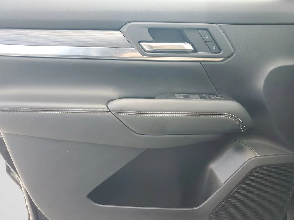 Used 2025 Ebony Twilight Metallic GMC Elevation image 19
