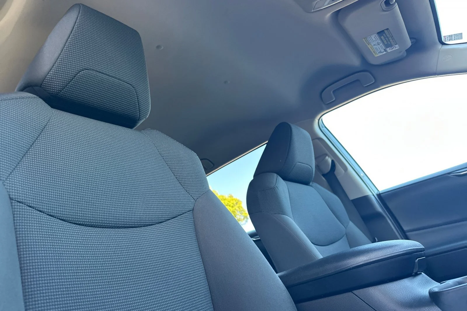2022 Toyota RAV4 LE - Photo 23