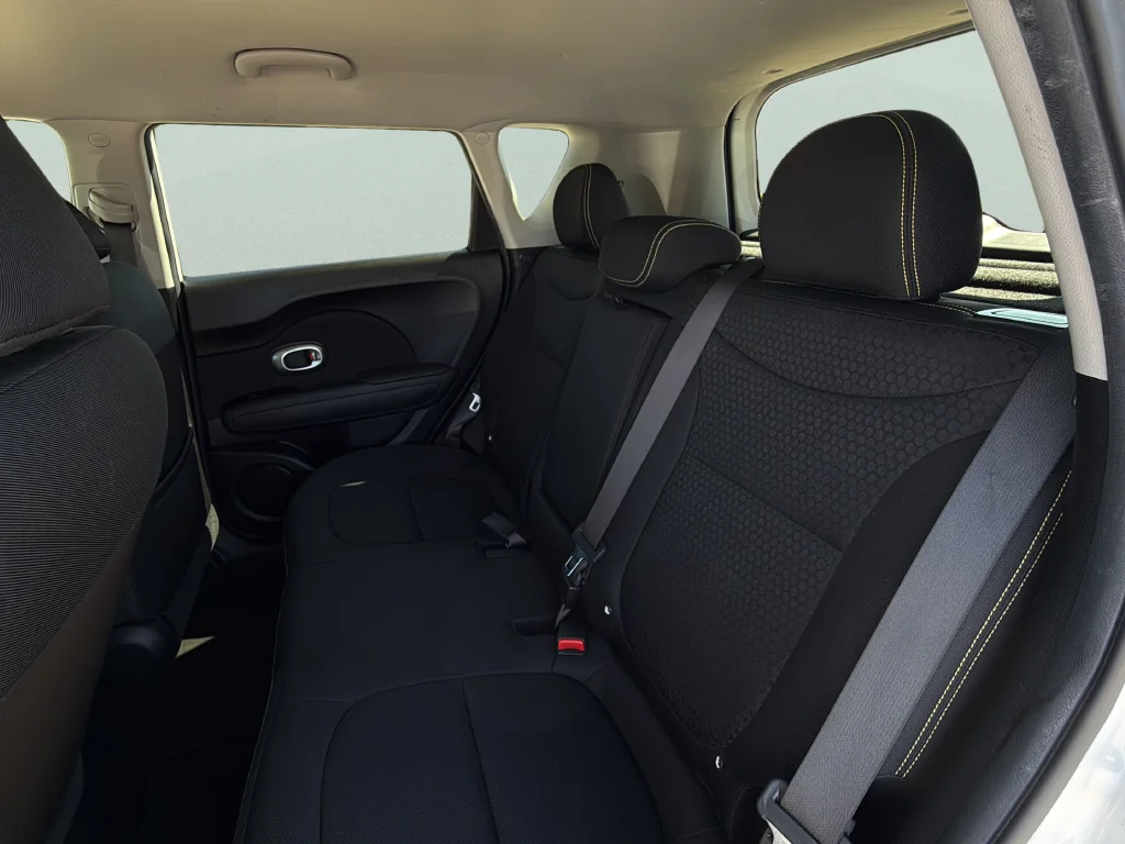 Used 2015 Clear White Kia Plus image 27