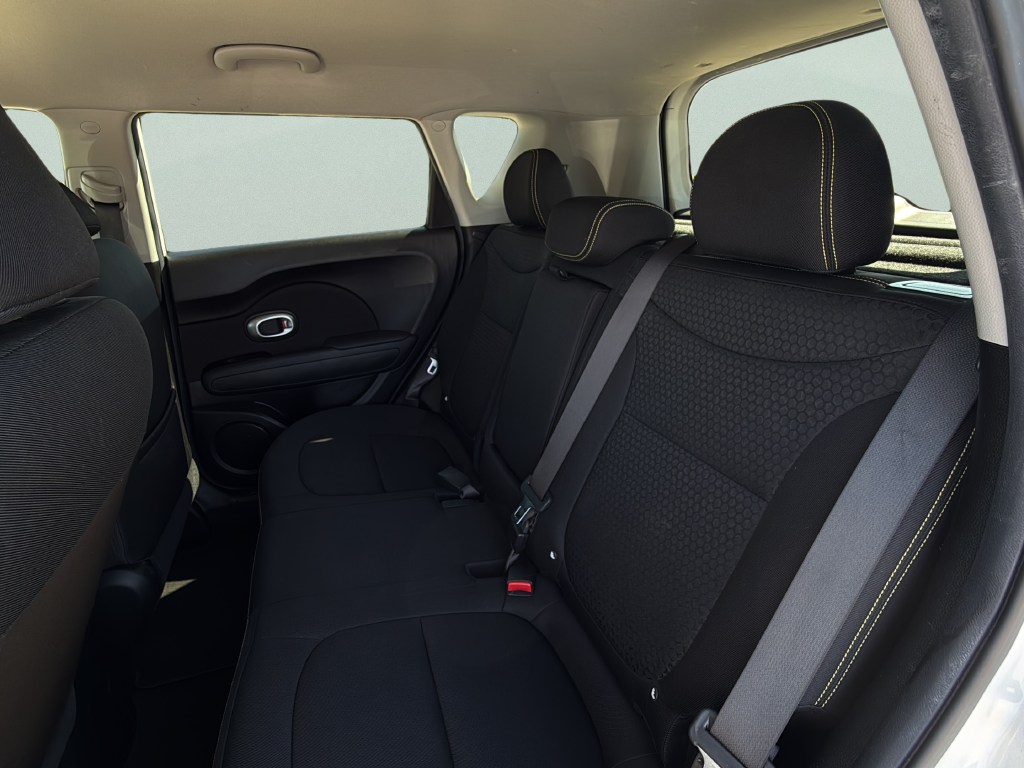 Used 2015 Clear White Kia Plus image 27