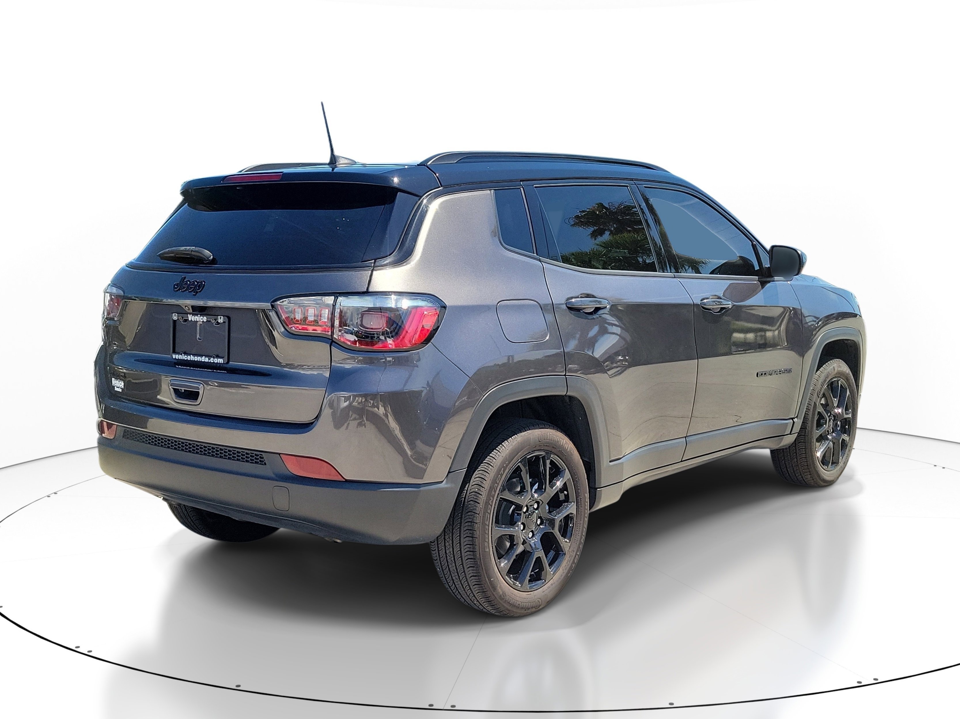 Used 2023 Granite Crystal Metallic Clearcoat Jeep Altitude image 5