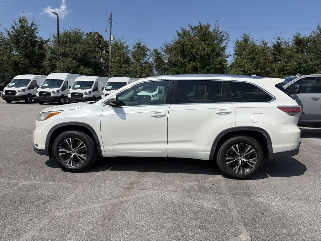 Used 2016 White Toyota XLE V6 image 4