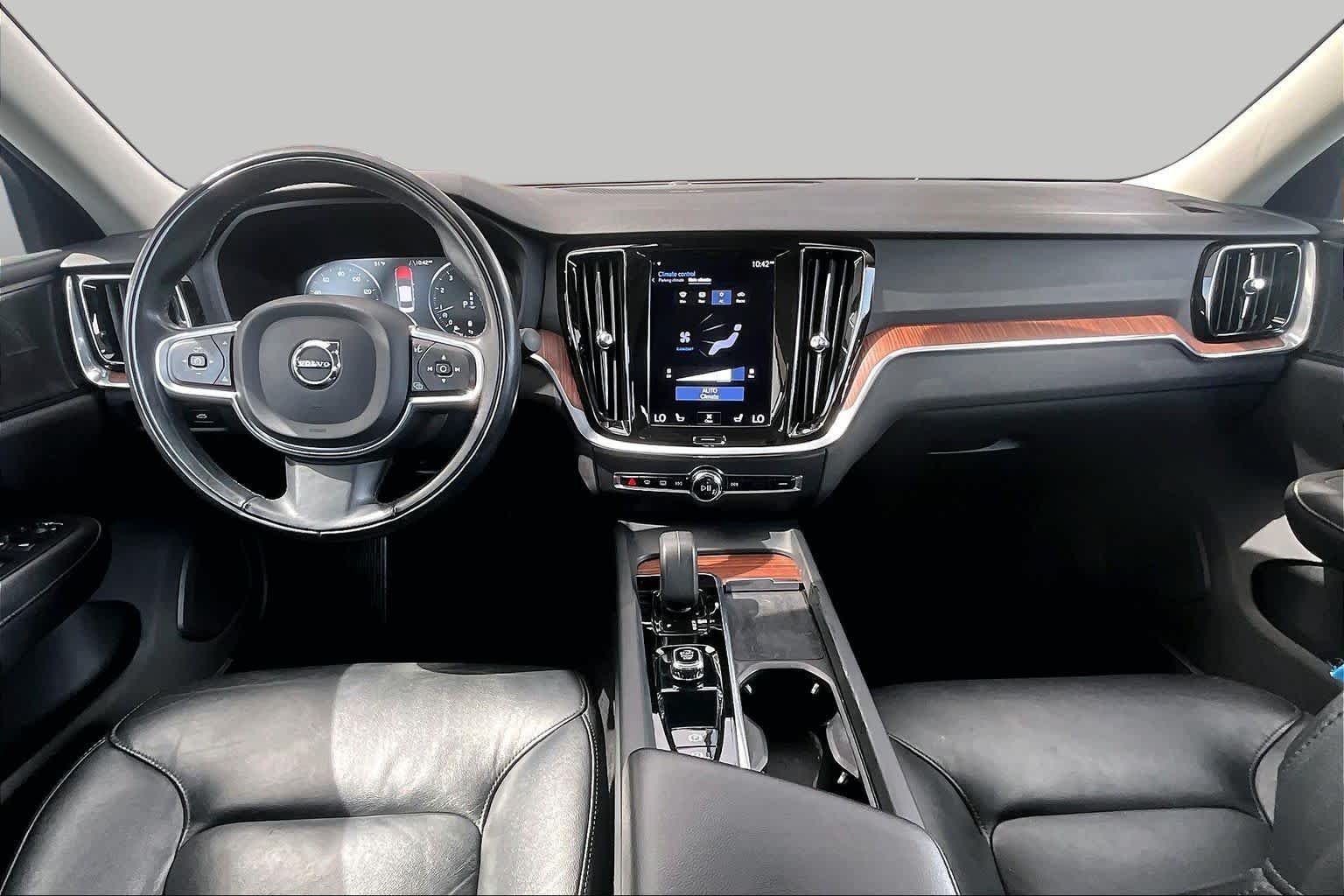 Used 2022 Crystal White Metallic Volvo Momentum image 16