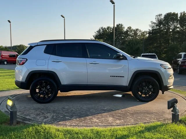 New 2026 Silver Zynith Metallic Clear-Coat Exterior Paint Jeep Latitude image 8