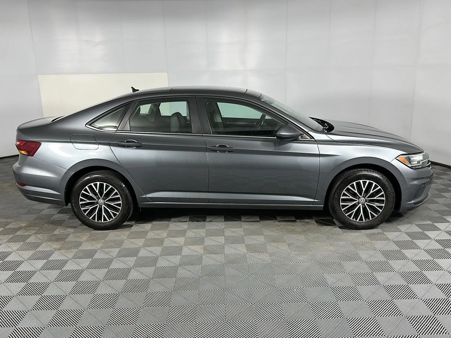 Used 2019 Platinum Gray Metallic Volkswagen SE image 4