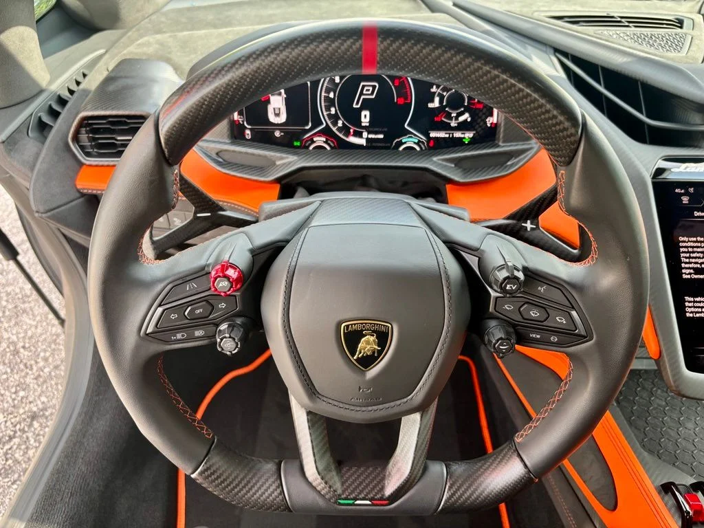 Used 2025 Verde Hydra Metallic Lamborghini  image 15