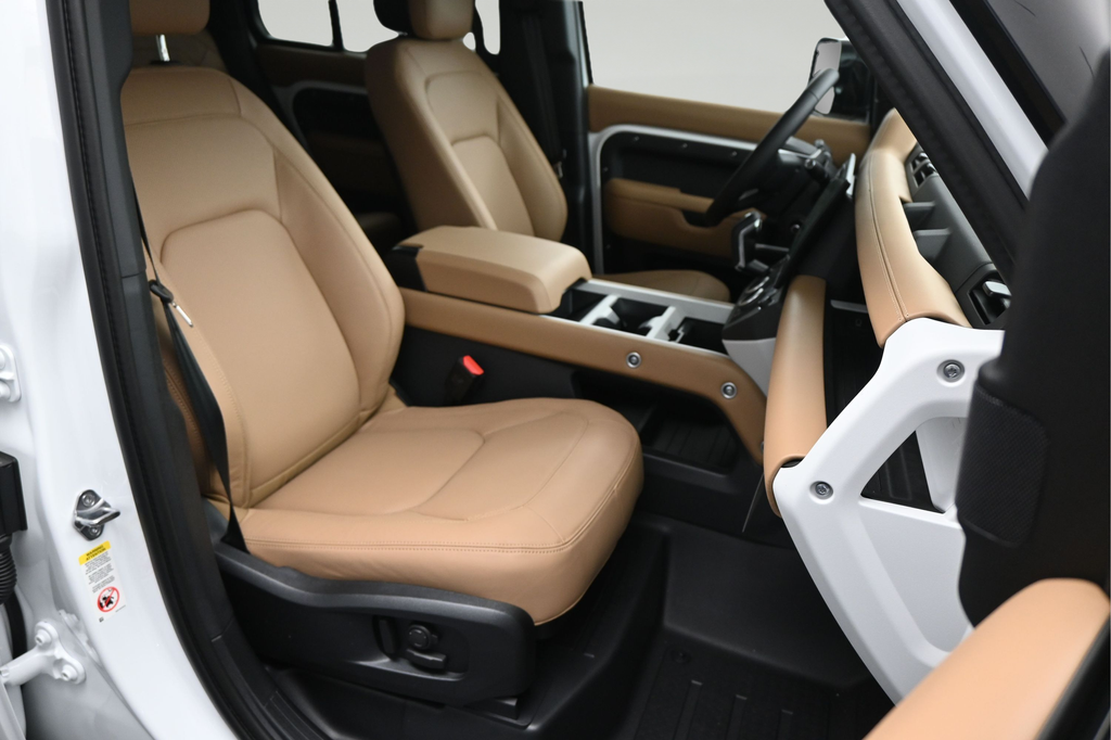 New 2026 White Land Rover X-Dynamic SE image 9
