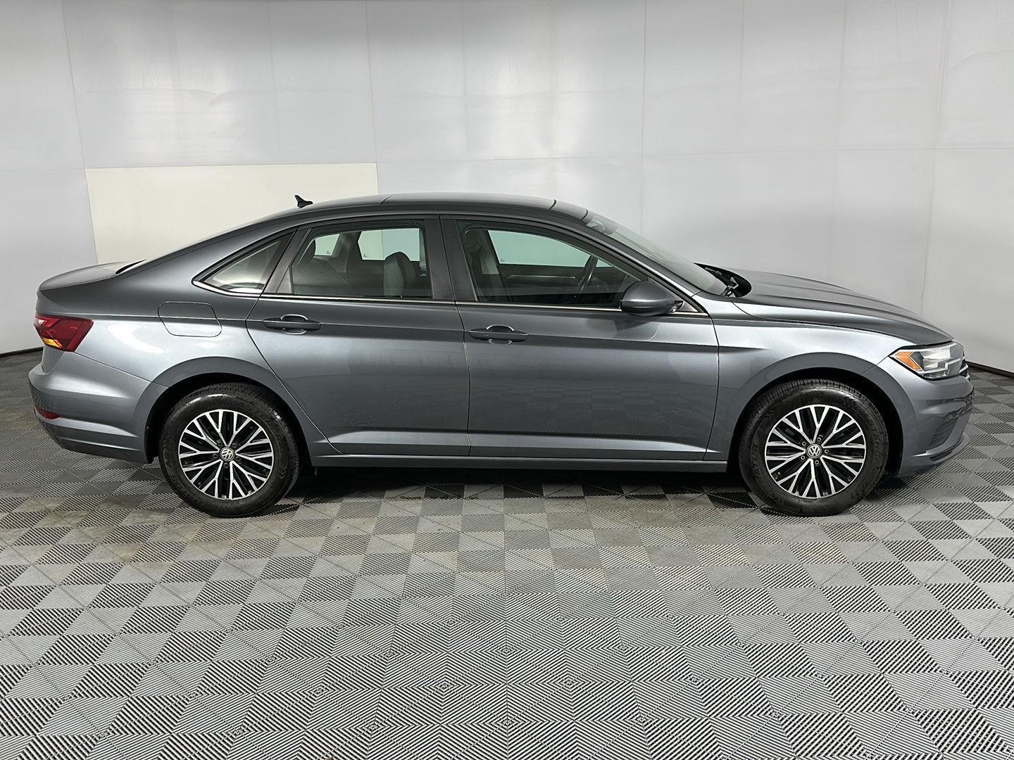 Used 2019 Platinum Gray Metallic Volkswagen SE image 4