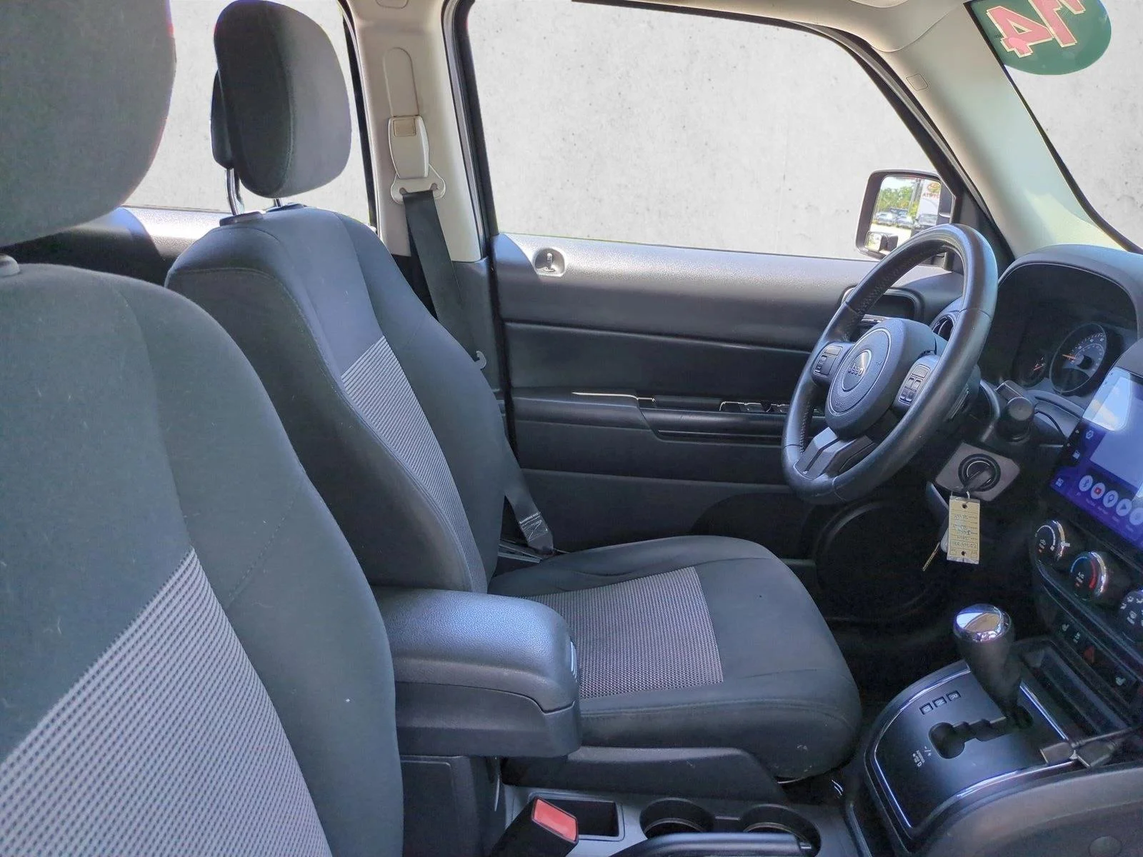 Used 2014 True Blue Pearlcoat Jeep Latitude image 18